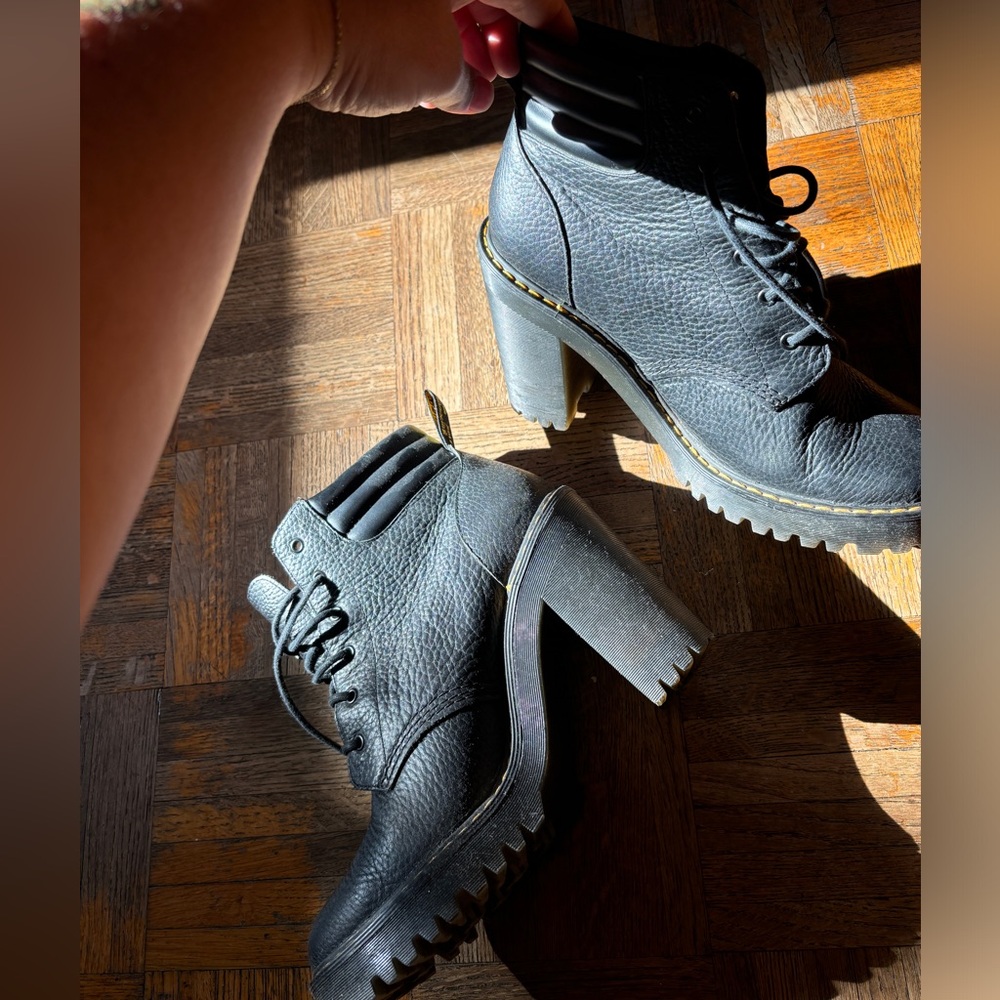 Doc Martens boots  sz 9, only worn once great condition